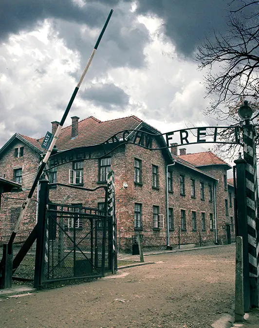 Brama obozu Auschwitz z napisem Arbeit macht frei