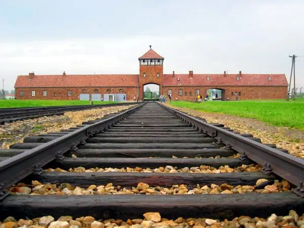 Tory kolejowe prowadzące do obozu Auschwitz-Birkenau